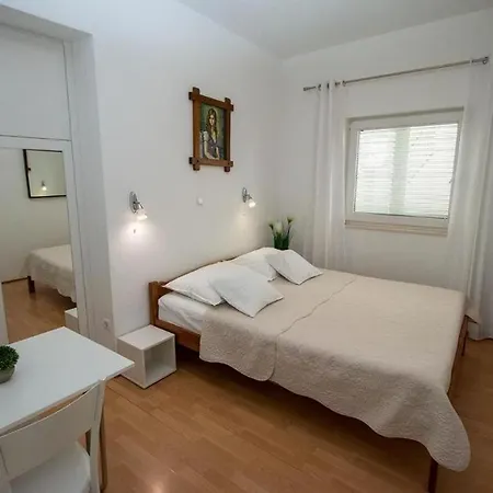 Apartman Apartments By The Sea Duce, Omis - 7576 *