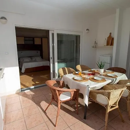 Apartment Apartments By The Sea Duce, Omis - 7576 *