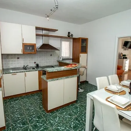 Apartment Apartments By The Sea Duce, Omis - 7576