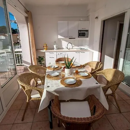 Apartment Apartments By The Sea Duce, Omis - 7576 Duce